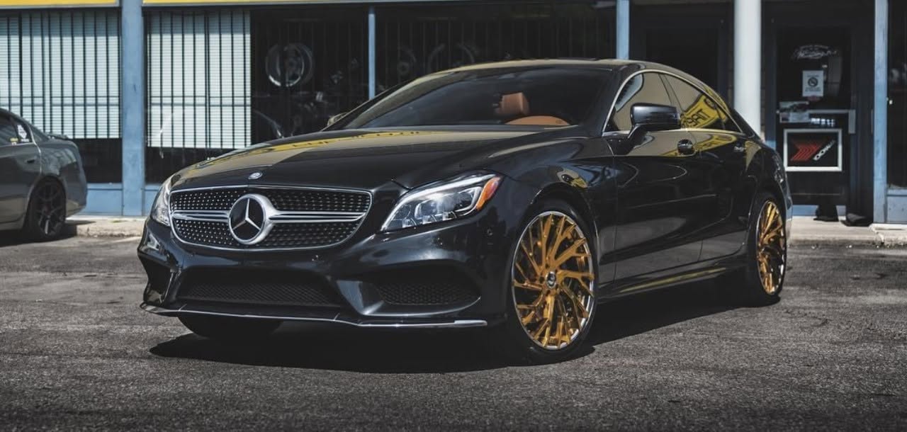 Mercedes devant le garage BG Autoworks à Repentigny